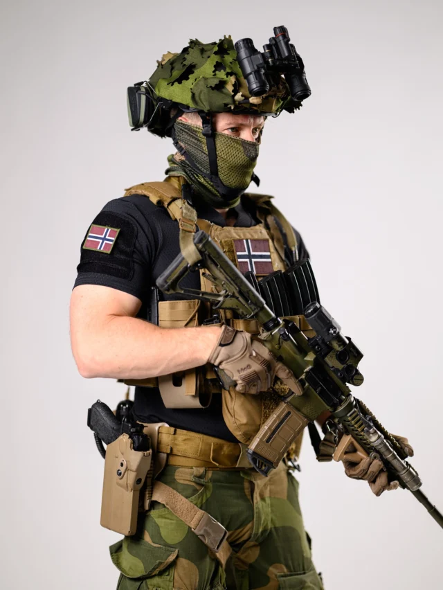 One of the fun things about running this company is that we get to represent Norway for a global audience by slapping the Norwegian flag on everything 🇳🇴

Our Kandahar Combat Pants, Range Shirt and Kongsberg Helmet Scrim.